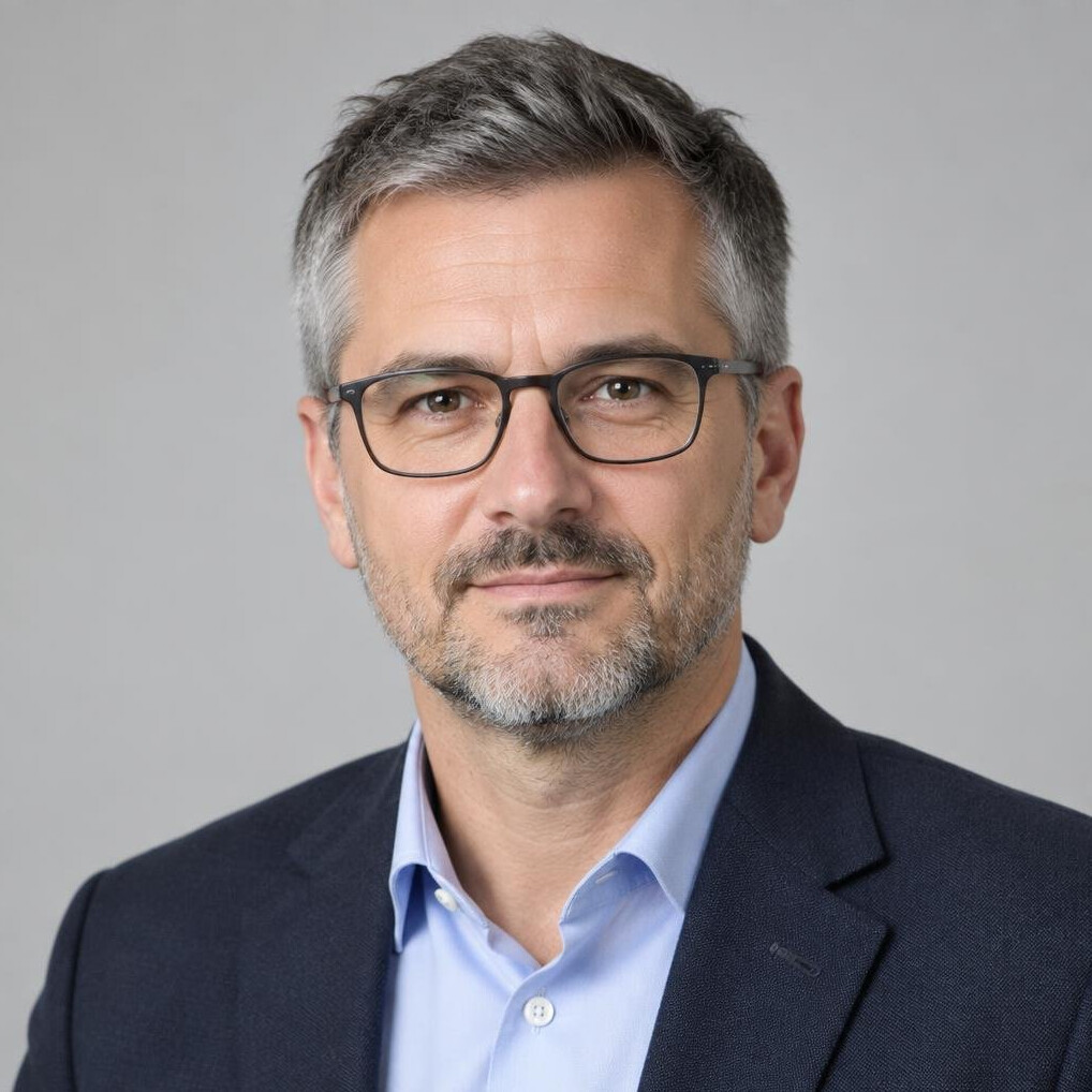 Portret hrvatskog voditelja projekta s naočalama
